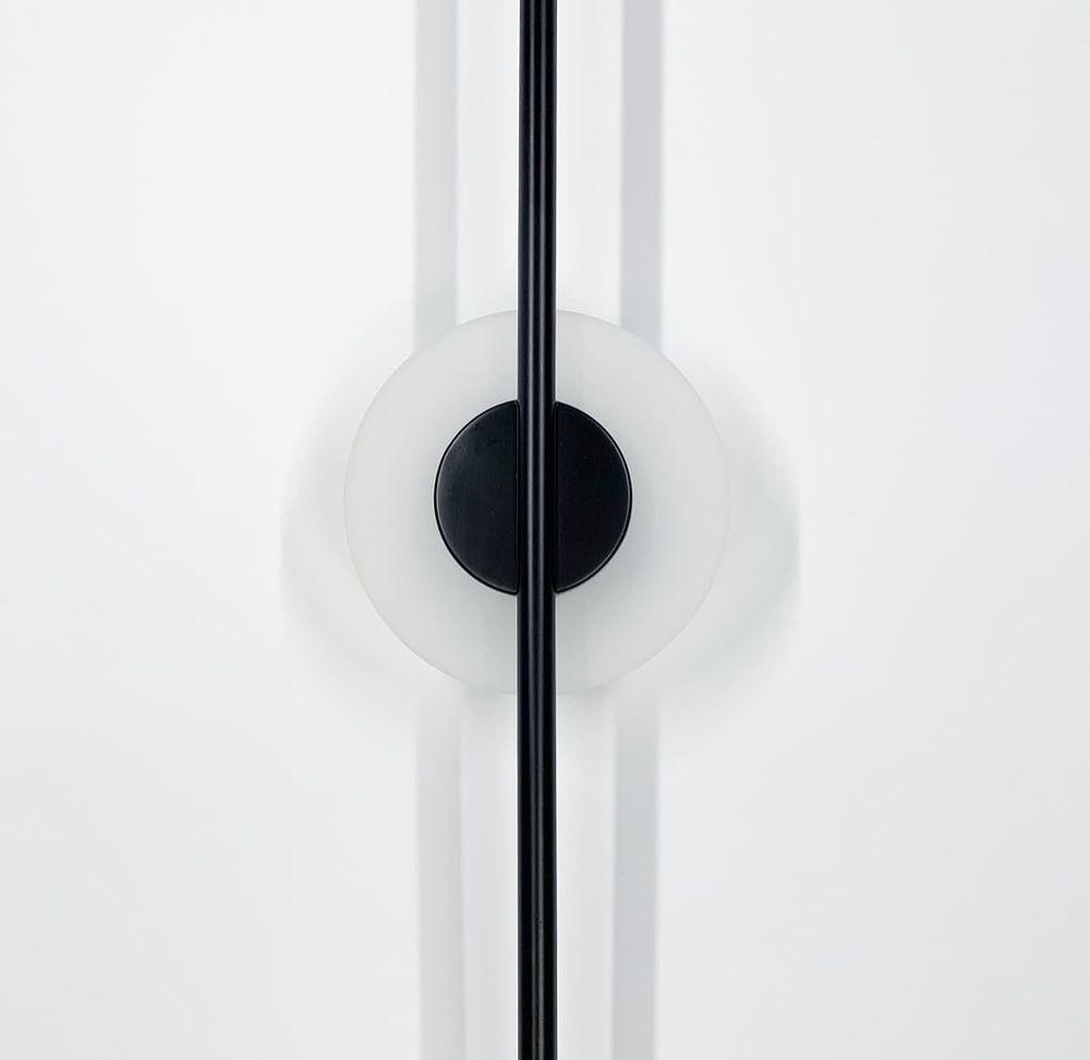 Видовжений настінний світильник серії Alabaster Sconce  в чорному кольорі