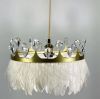 Золота люстра у вигляді корони з кришталевими камінчиками та об’ємним пір’ям на 1 лампочку