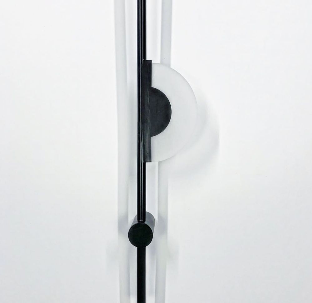 Видовжений настінний світильник серії Alabaster Sconce  в чорному кольорі
