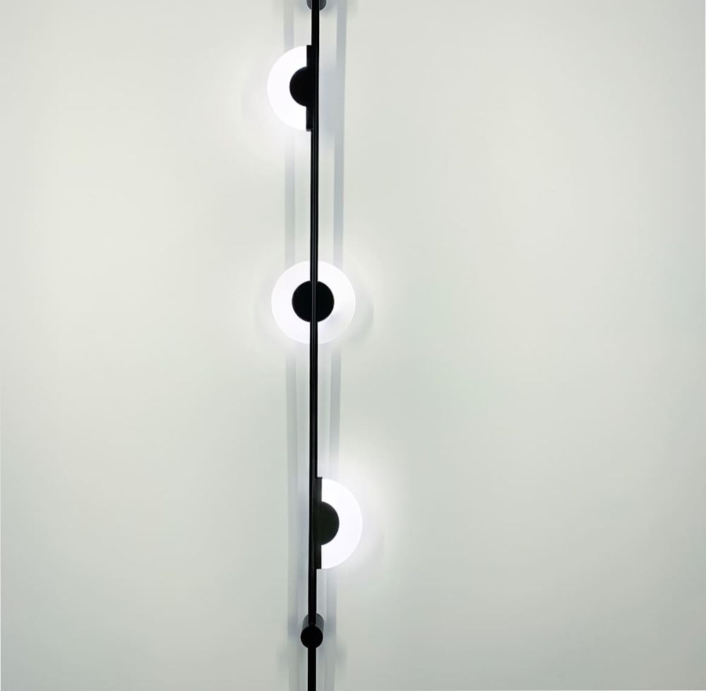 Видовжений настінний світильник серії Alabaster Sconce  в чорному кольорі