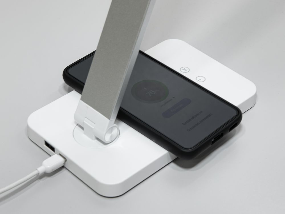 Настільна світлодіодна лампа A855SL wireless charge 5W хром сатин