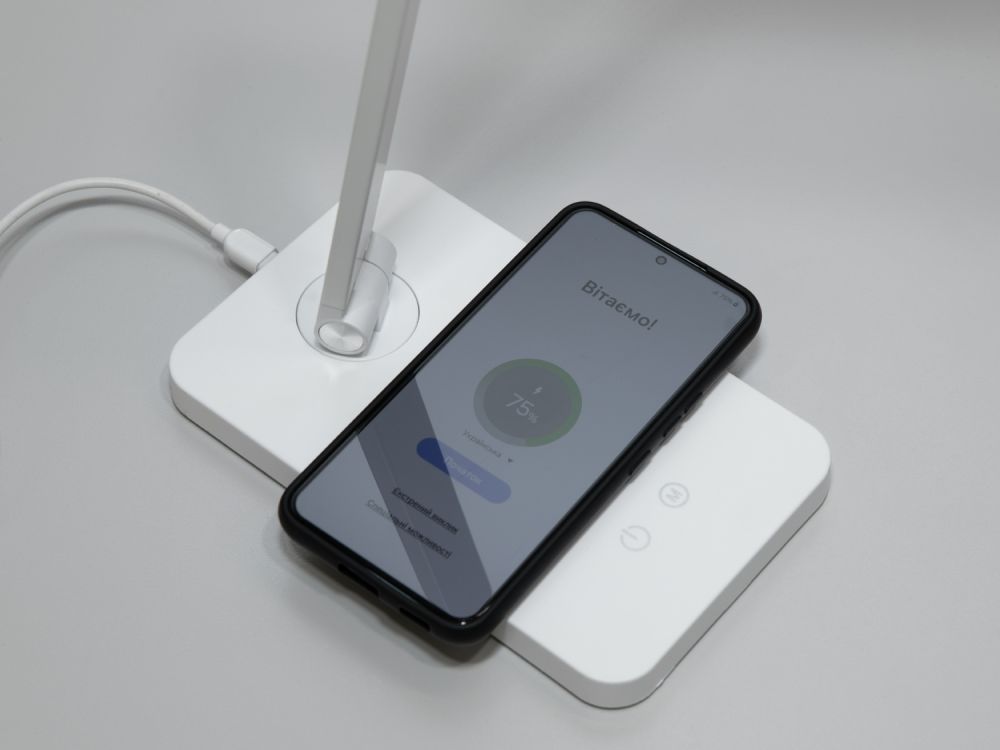 Настільна світлодіодна лампа A855SL wireless charge 5W хром білий