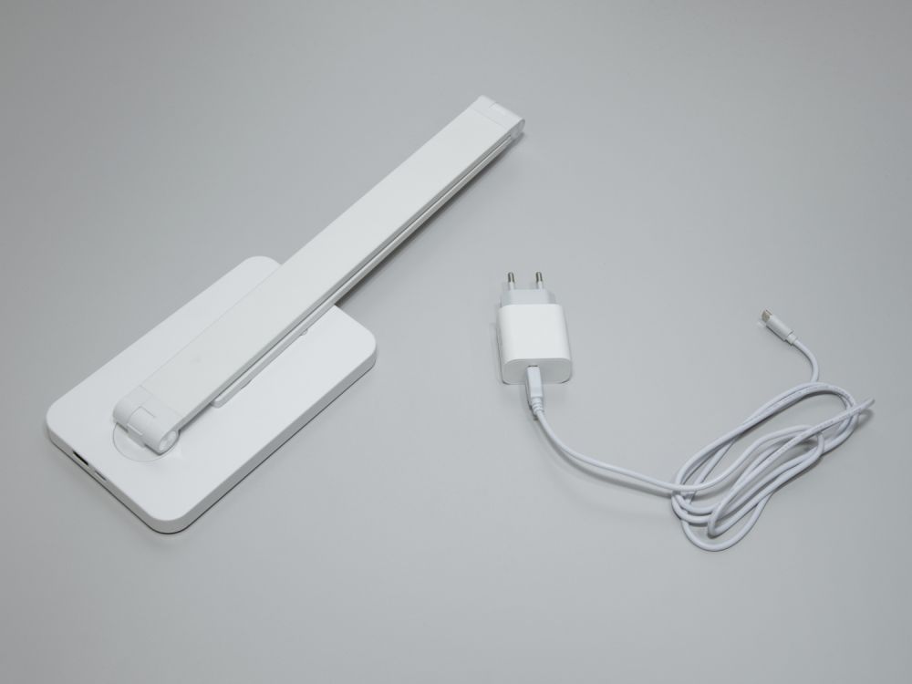 Настільна світлодіодна лампа A855SL wireless charge 5W хром білий