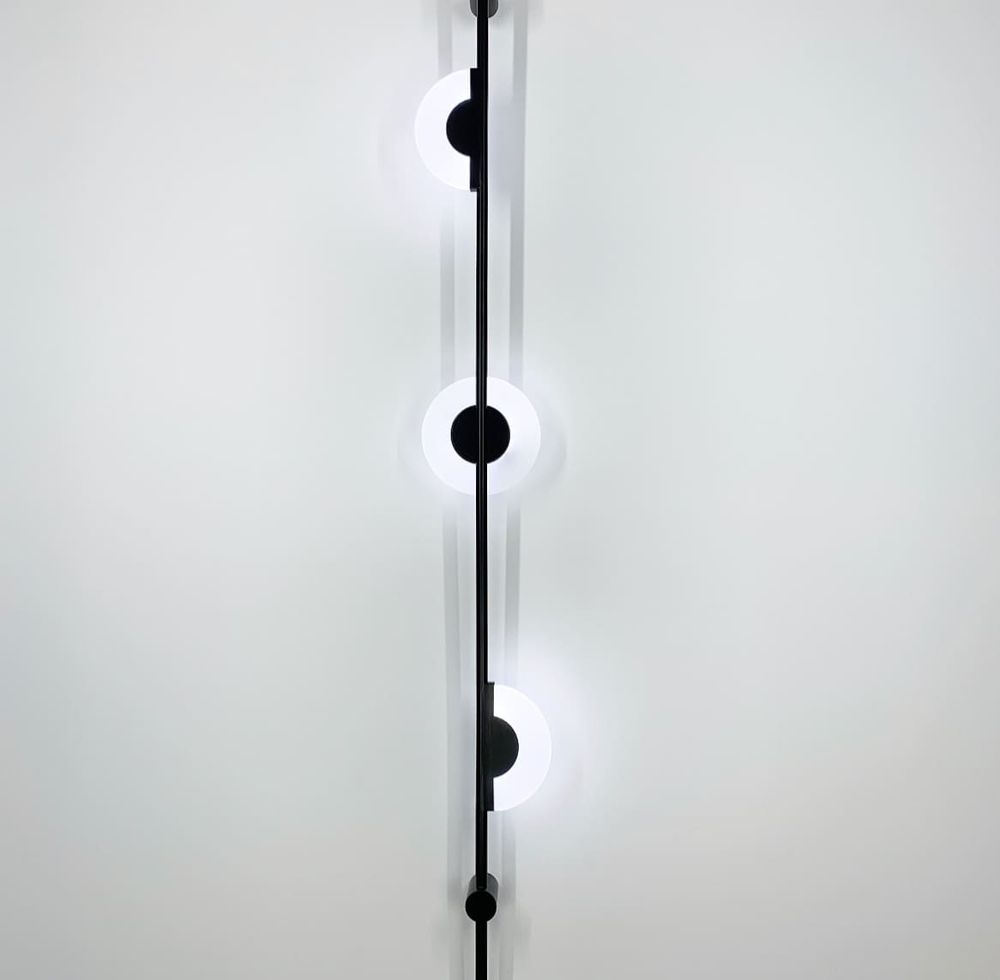Видовжений настінний світильник серії Alabaster Sconce  в чорному кольорі