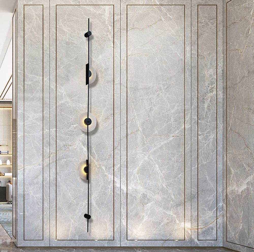 Видовжений настінний світильник серії Alabaster Sconce  в чорному кольорі