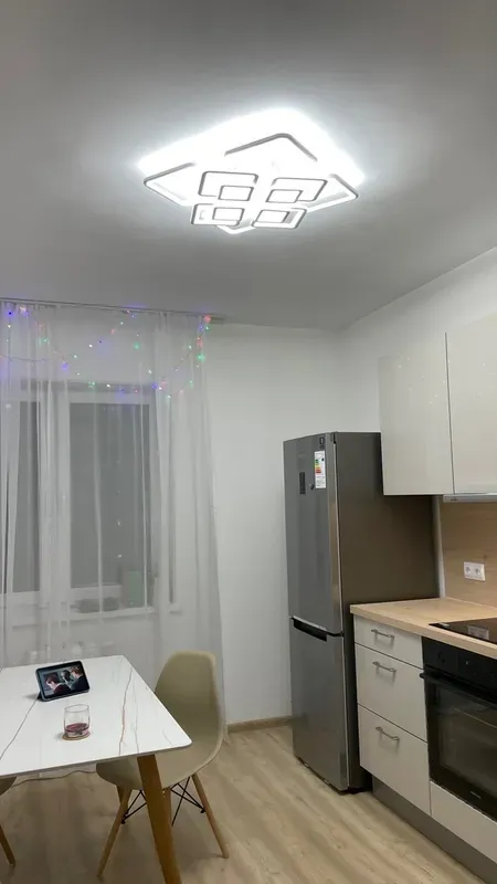 Люстра світлодіодна з пультом та додатком для телефону Tetra twist 165W біла