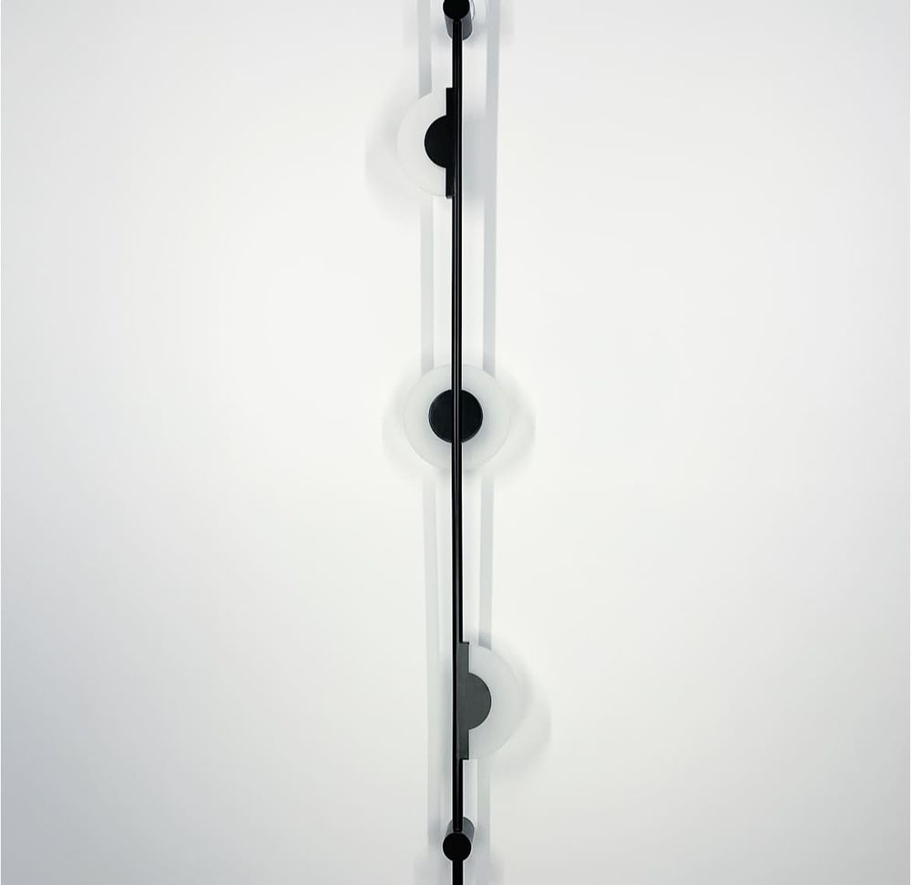 Видовжений настінний світильник серії Alabaster Sconce  в чорному кольорі