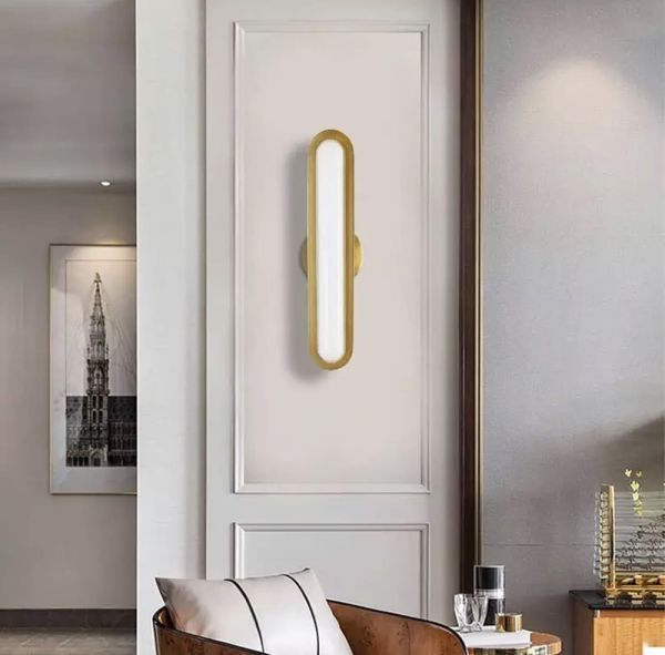 Сучасна модель настінного світильника в золотому кольорі