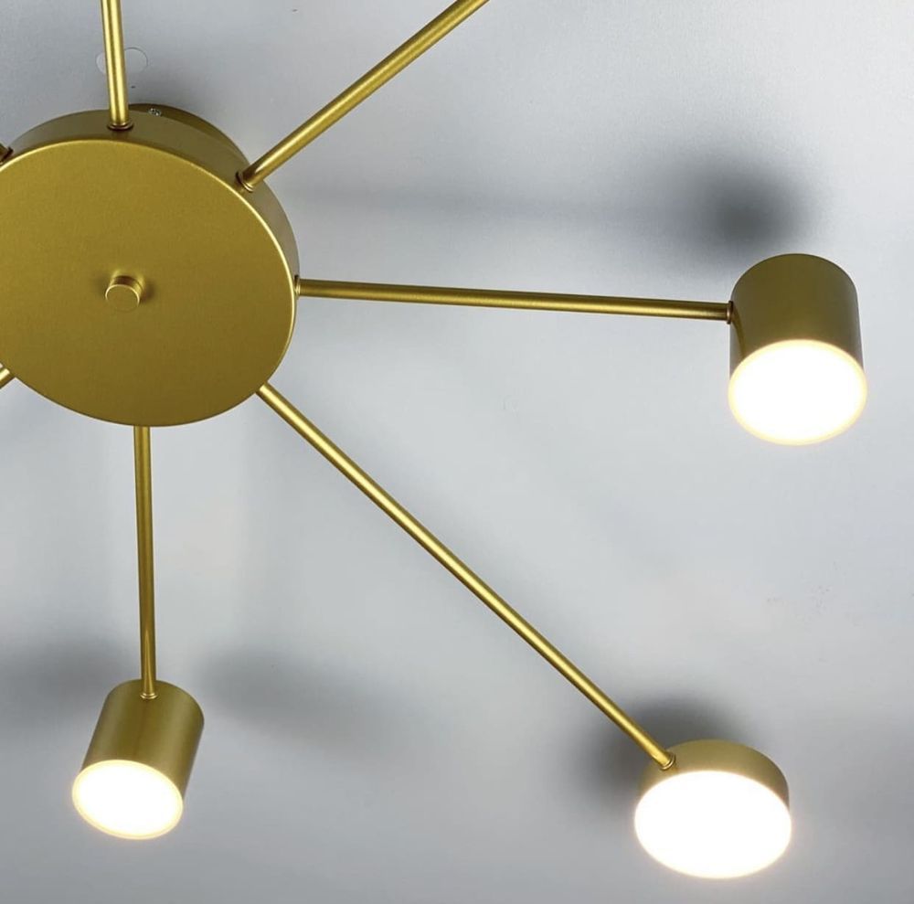 Стельовий LED світильник золотистого кольору на 8 джерел освітлення