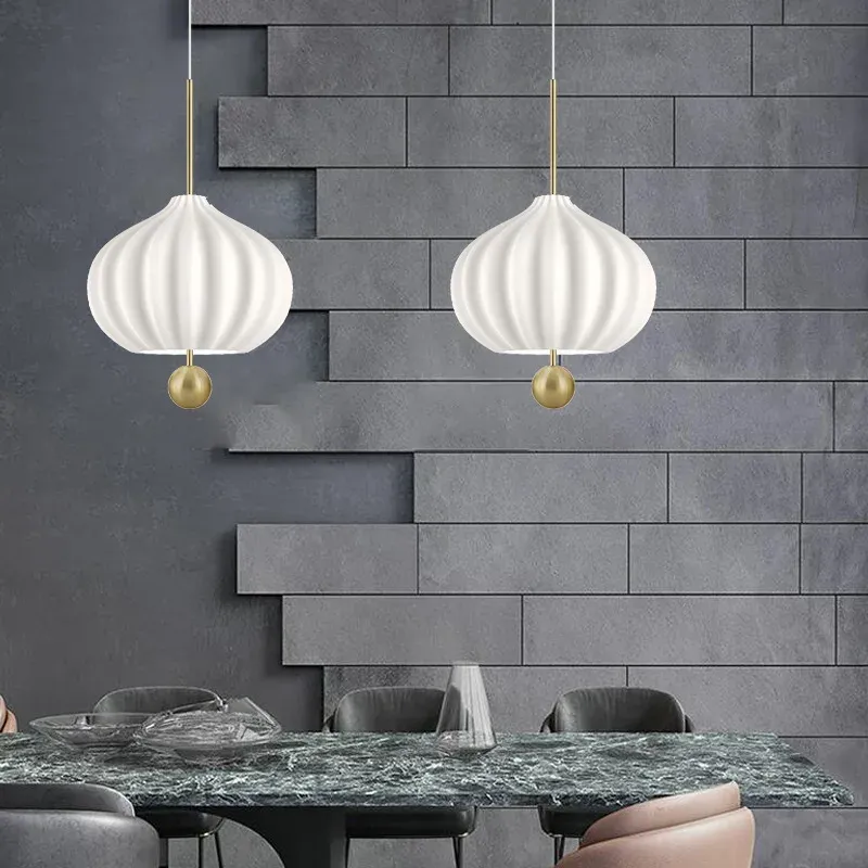 Підвісна люстра Marshmallow Lamp зі скла у білому кольорі та бронзи діаметр 33 см